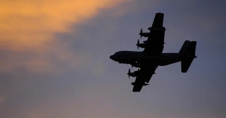 এরিজোনার ফোর্ট হোয়াচুকার ওপর দিয়ে উড়ছে ৭৯তম রেসকিউ স্কোয়াড্রনের একটি এইচসি-১৩০জে কমব্যাট কিং টু